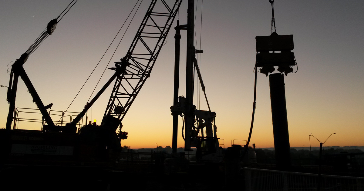 Driving casings with vibratory hammer